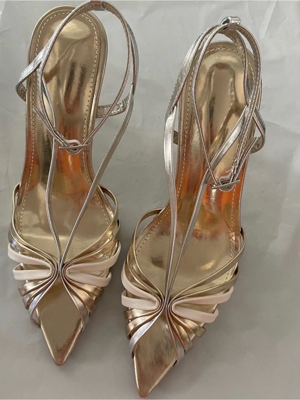 MISS LOLA - Kataya - Gold • Shoe Heel
Height Approx:
3.5"